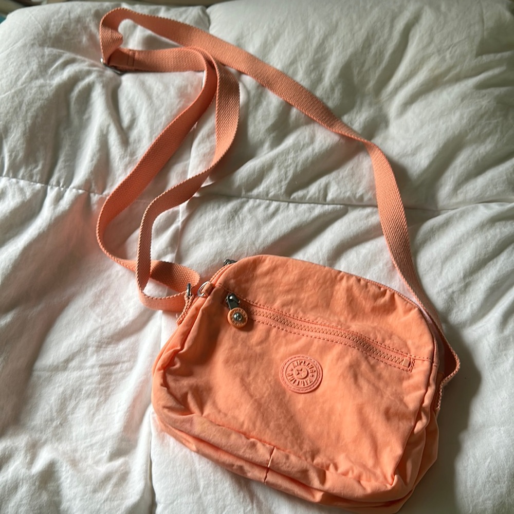Kipling cross body nylon peach colored bag, very cute, clean and light weight